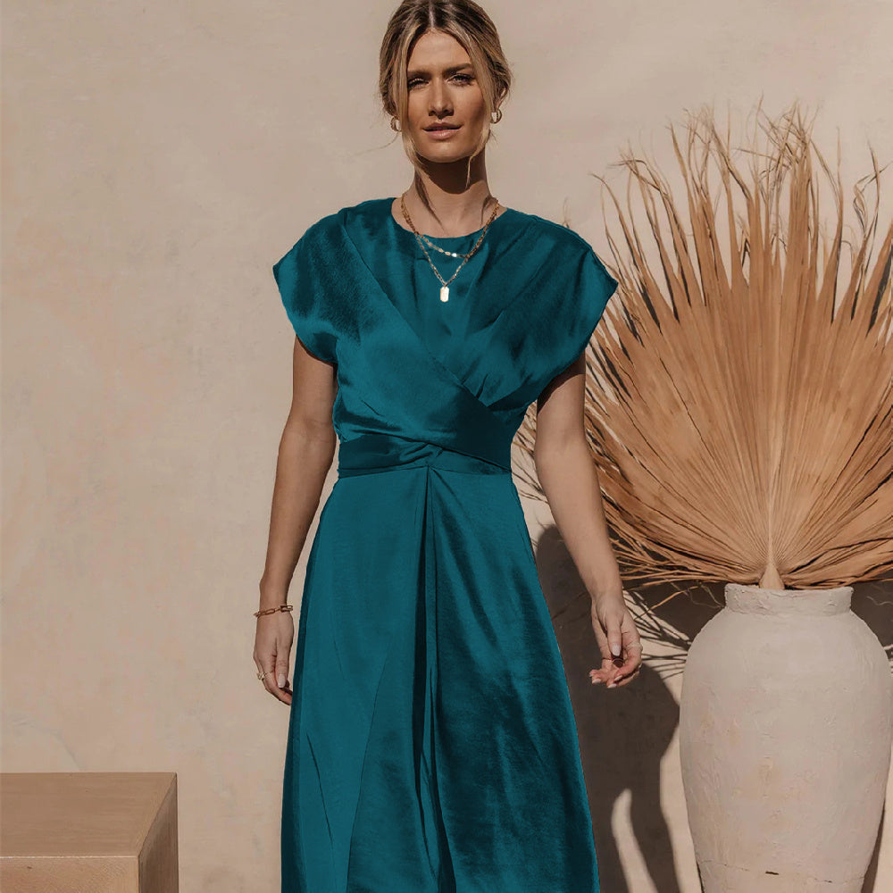 Isolde - Luxe Satijnen Midi Jurk met V-Hals en Verfijnd Tailleaccent voor een Elegante Uiterlijk