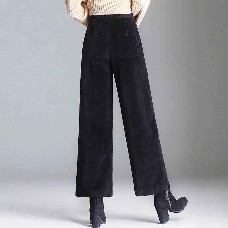 Maëlys Corduroy Pants – elegante ribfluwelen broek met wijde pijpen en luxueuze pasvorm