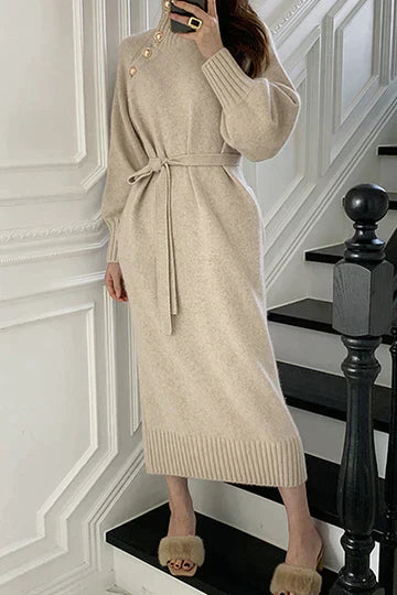Elowen – Asymmetrische Damesjurk met Elegante Knopen en Moderne Pasvorm