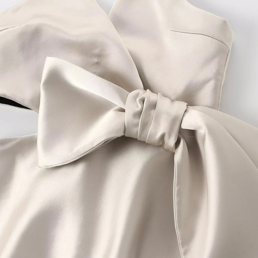 Selvyna Haltertop met Taillestrik – Tijdloze Elegantie & Moderne Allure