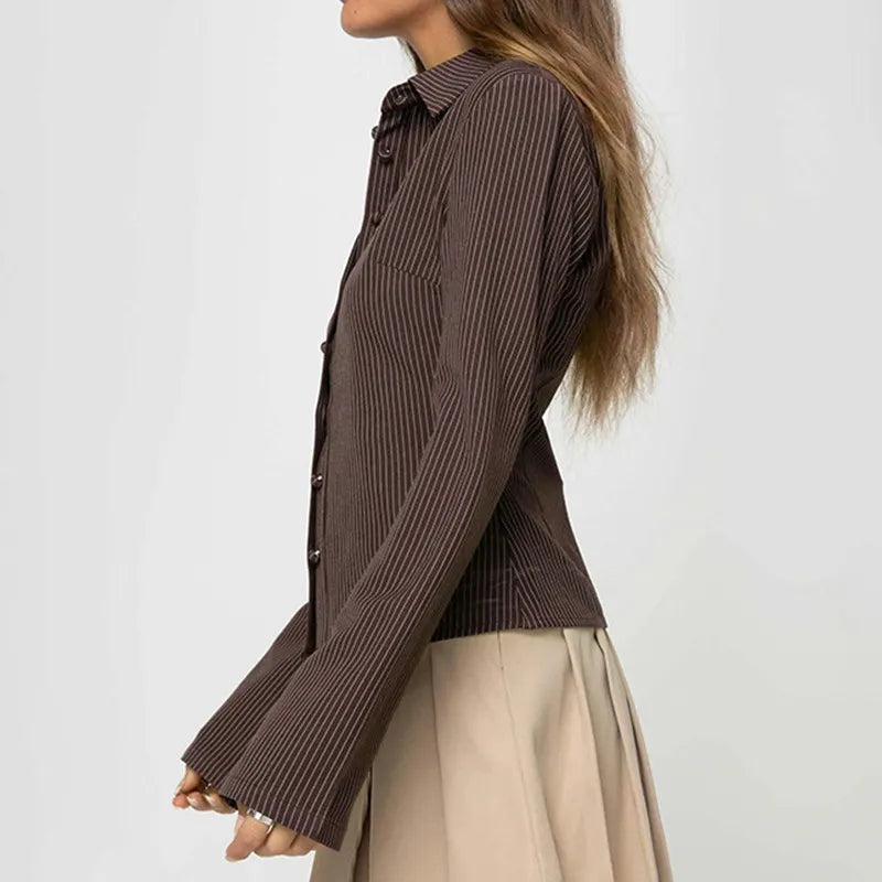 Evalisse – Retro Blouse met Flared Mouwen en Slanke Pasvorm