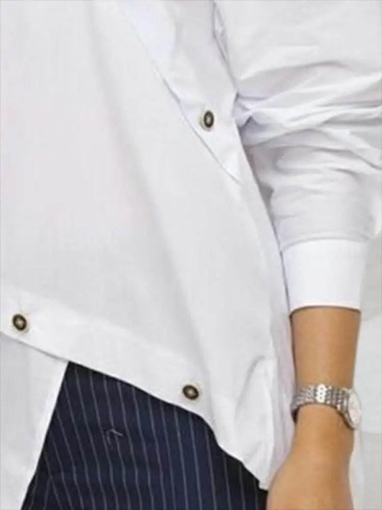 Avelline – witte damesblouse met asymmetrisch design en verfijnde knoopdetails