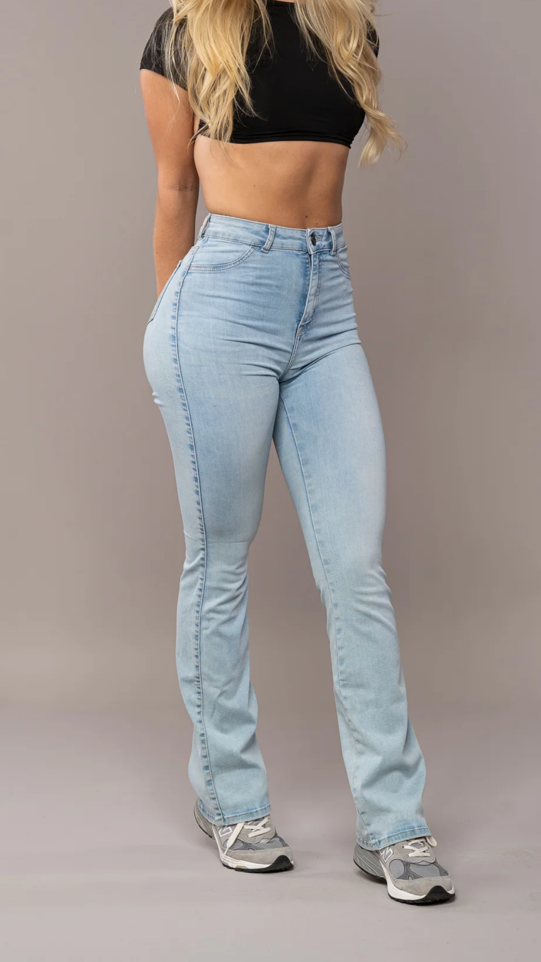 Elandra – Slim fit damesjeans met hoge taille en flared pijpen