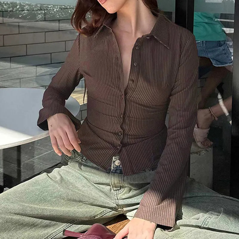 Evalisse – Retro Blouse met Flared Mouwen en Slanke Pasvorm