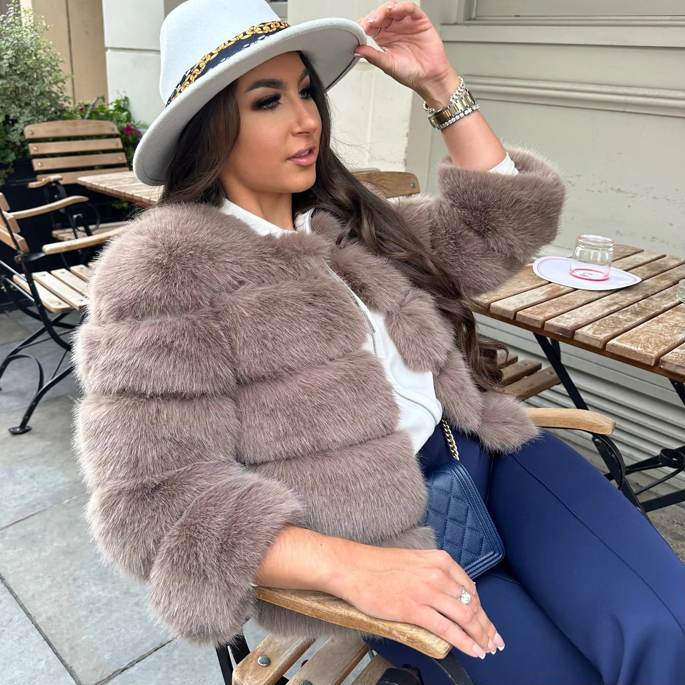 Marvella Bontjas – Luxe Warmte met een Glamoureuze Touch