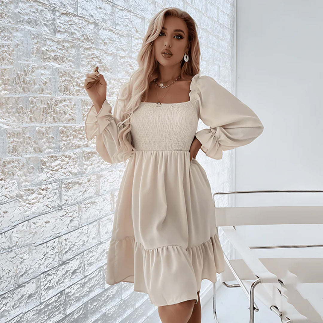 Veloura – Speelse mini-jurk met elegante ruches en vierkante halslijn