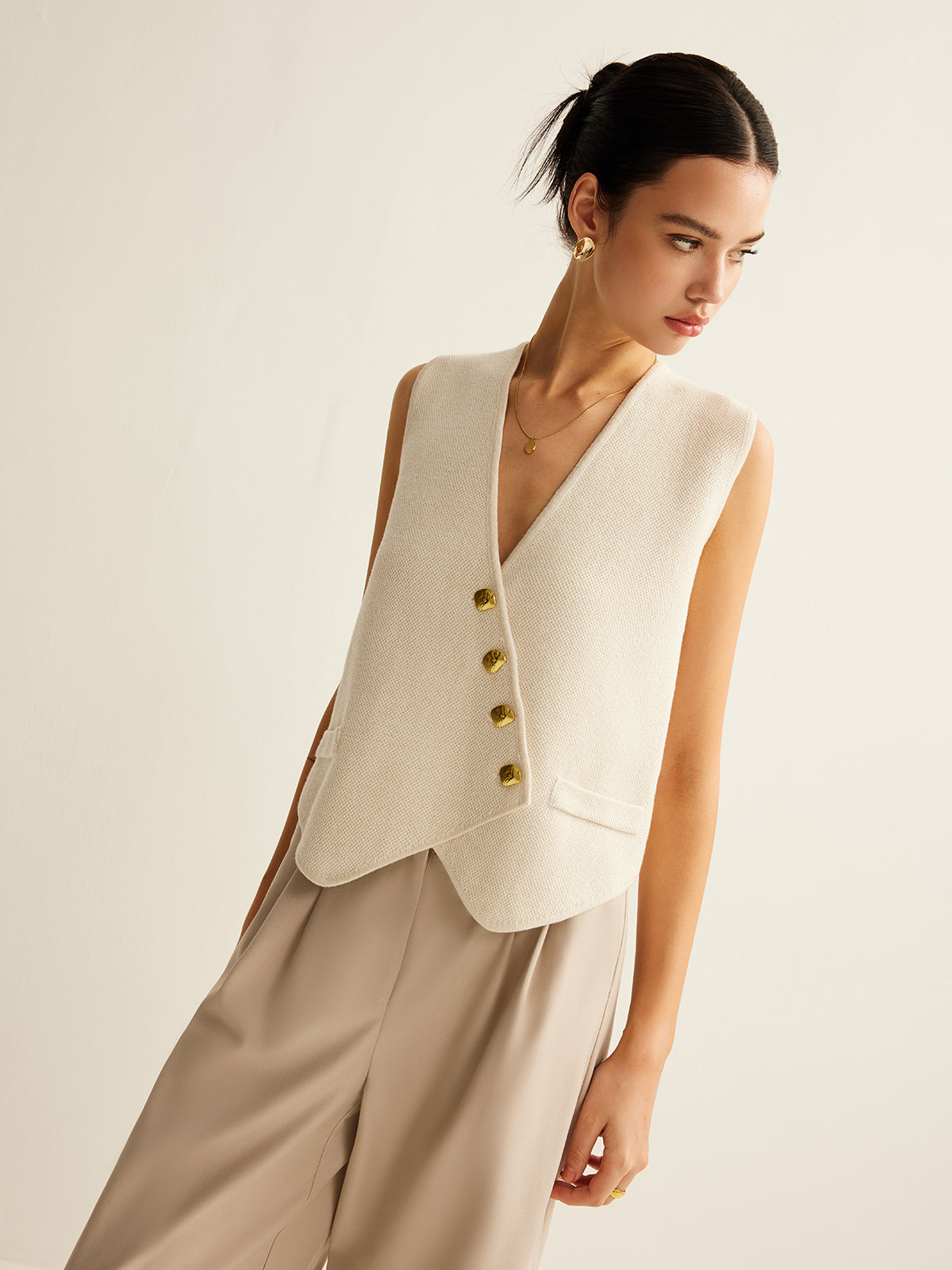 Asymmetrisch gebreid damesvest met knoopsluiting – regular fit en stretch