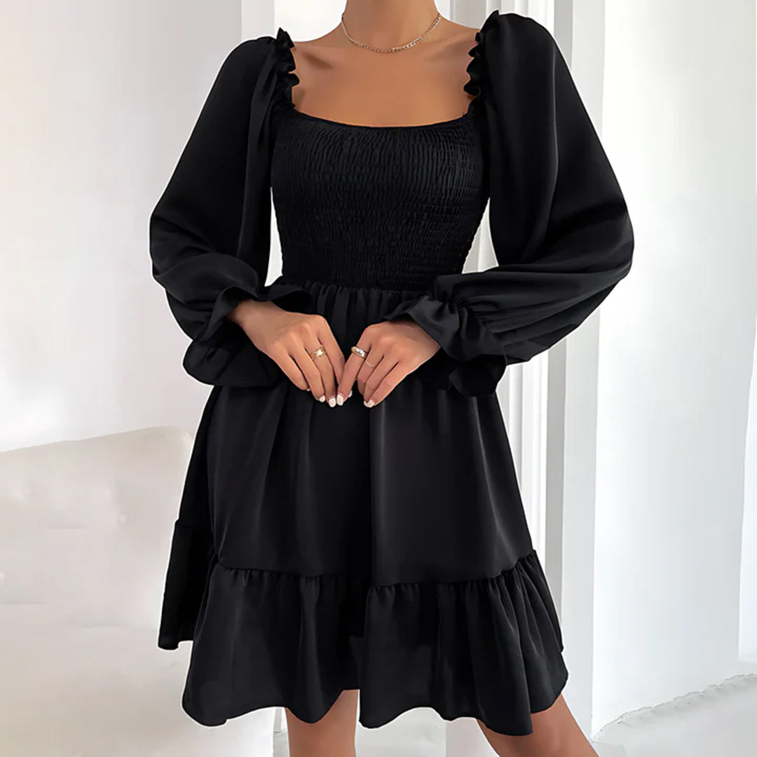 Veloura – Speelse mini-jurk met elegante ruches en vierkante halslijn
