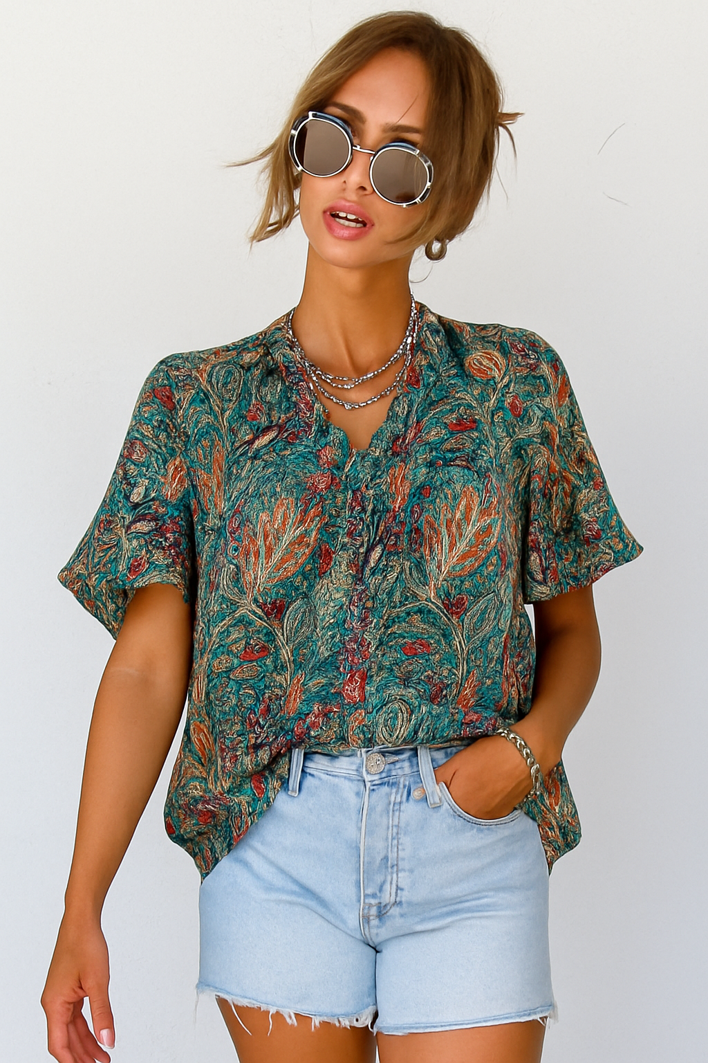 Dames blouse met korte plofmouwen en V-hals – luchtig en stijlvol