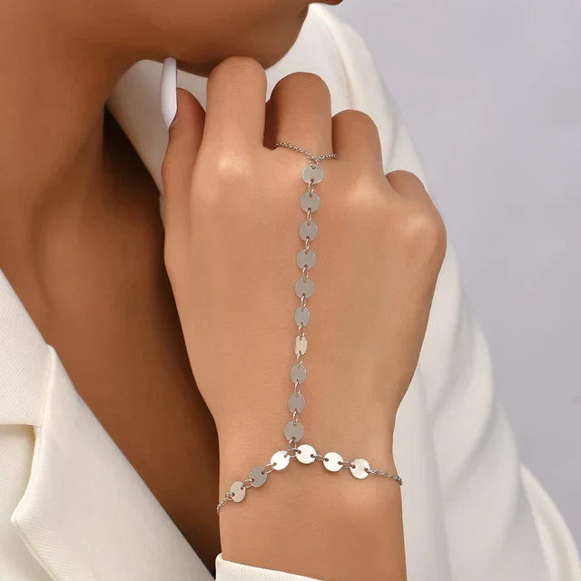 Aurelia Hand Chain – Verfijnde Elegantielijn in Goud