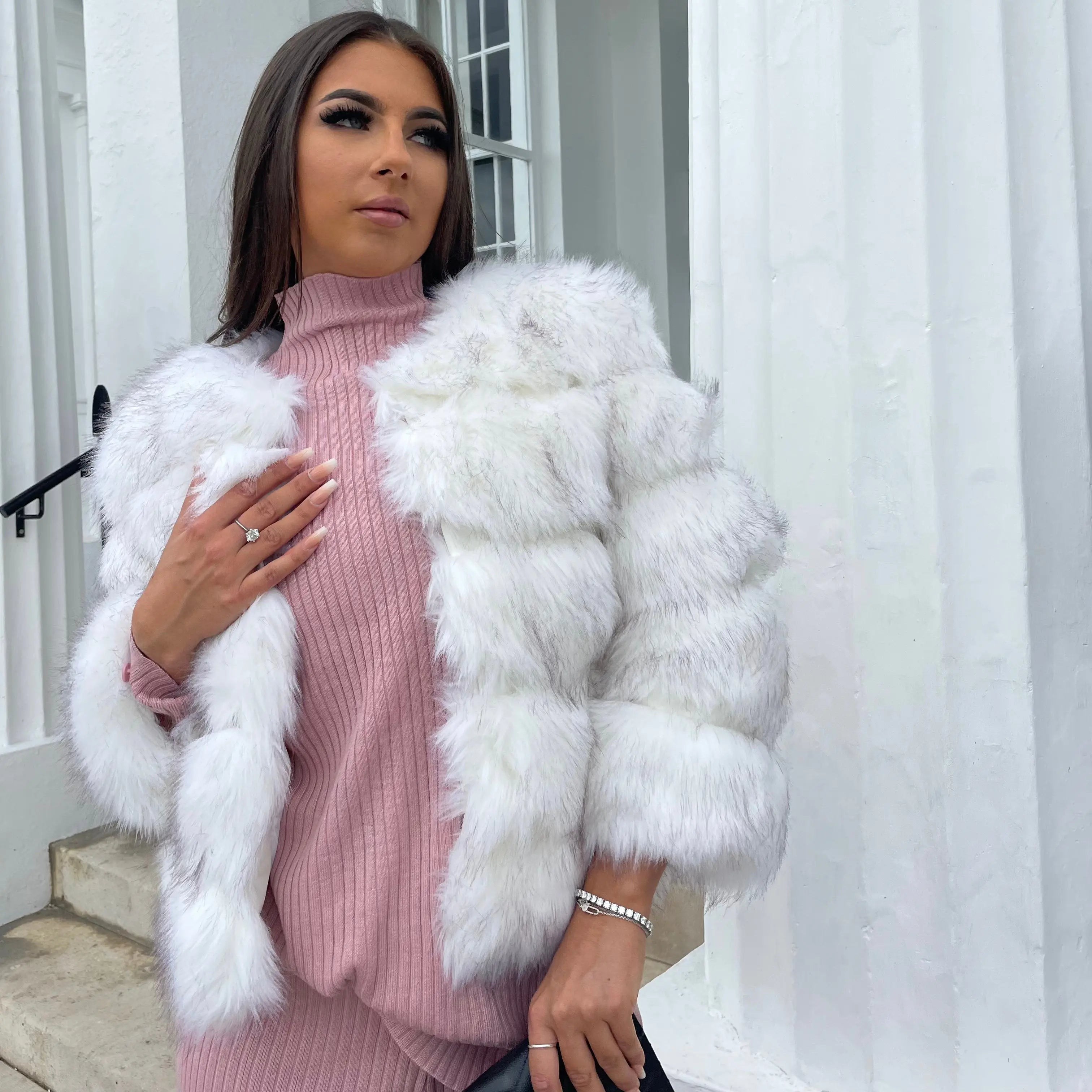 Marvella Bontjas – Luxe Warmte met een Glamoureuze Touch