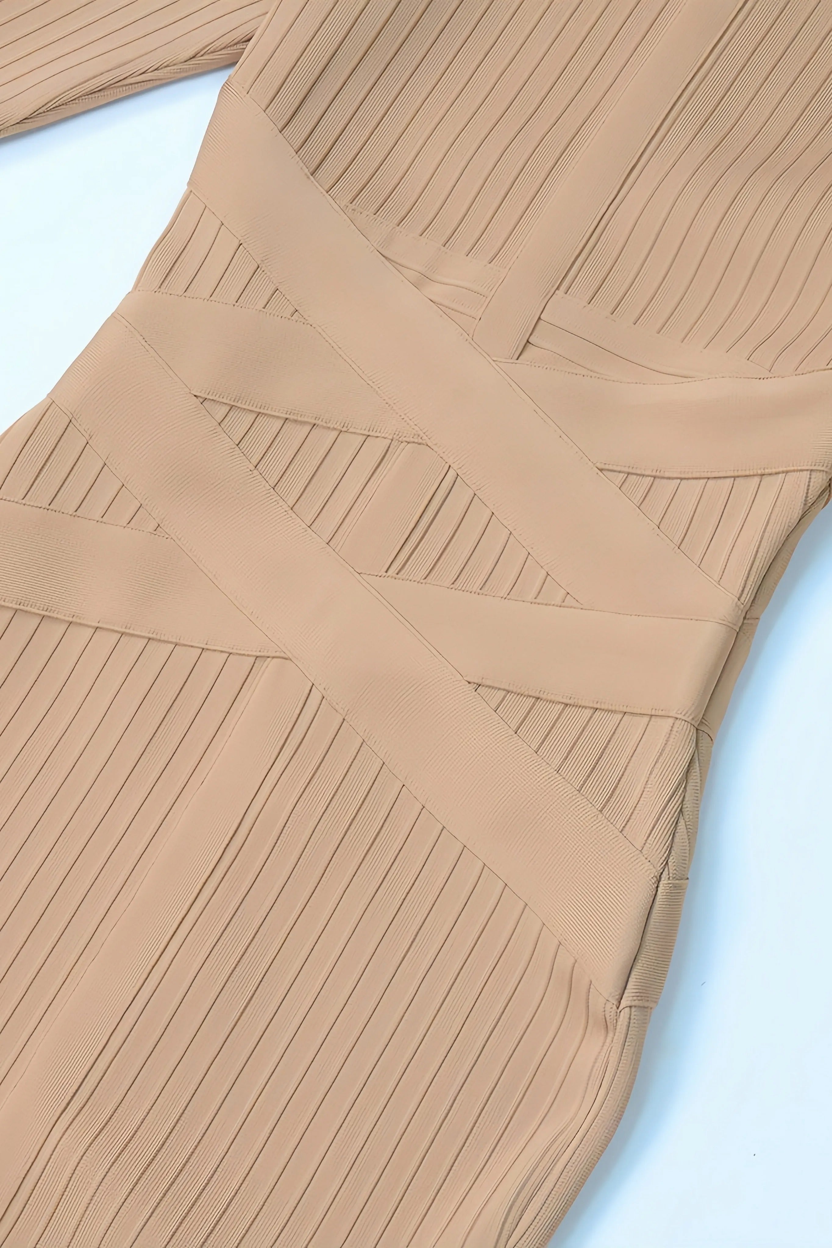 Elowina Midi Jurk – Geribbelde Elegantie met Wikkeldetail en Hoge Halslijn