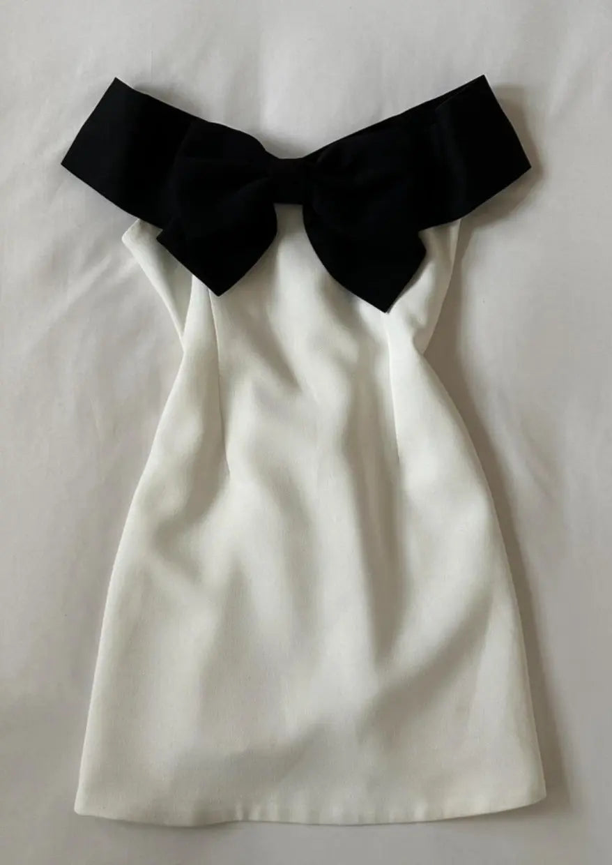 Isalyn Two-Tone Schoudervrije Jurk – Elegant, Vrouwelijk en Tijdloos Chic