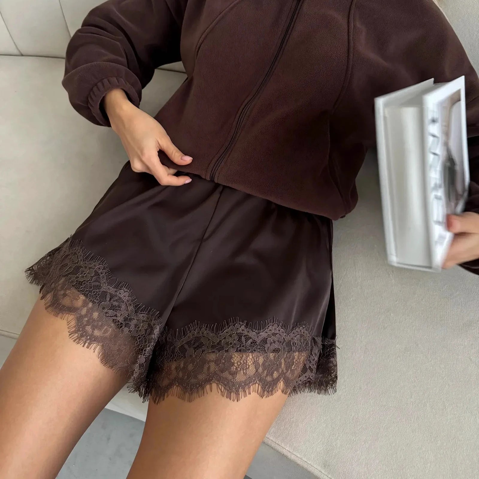 Elegante dames satijnen shorts met verfijnde kanten details