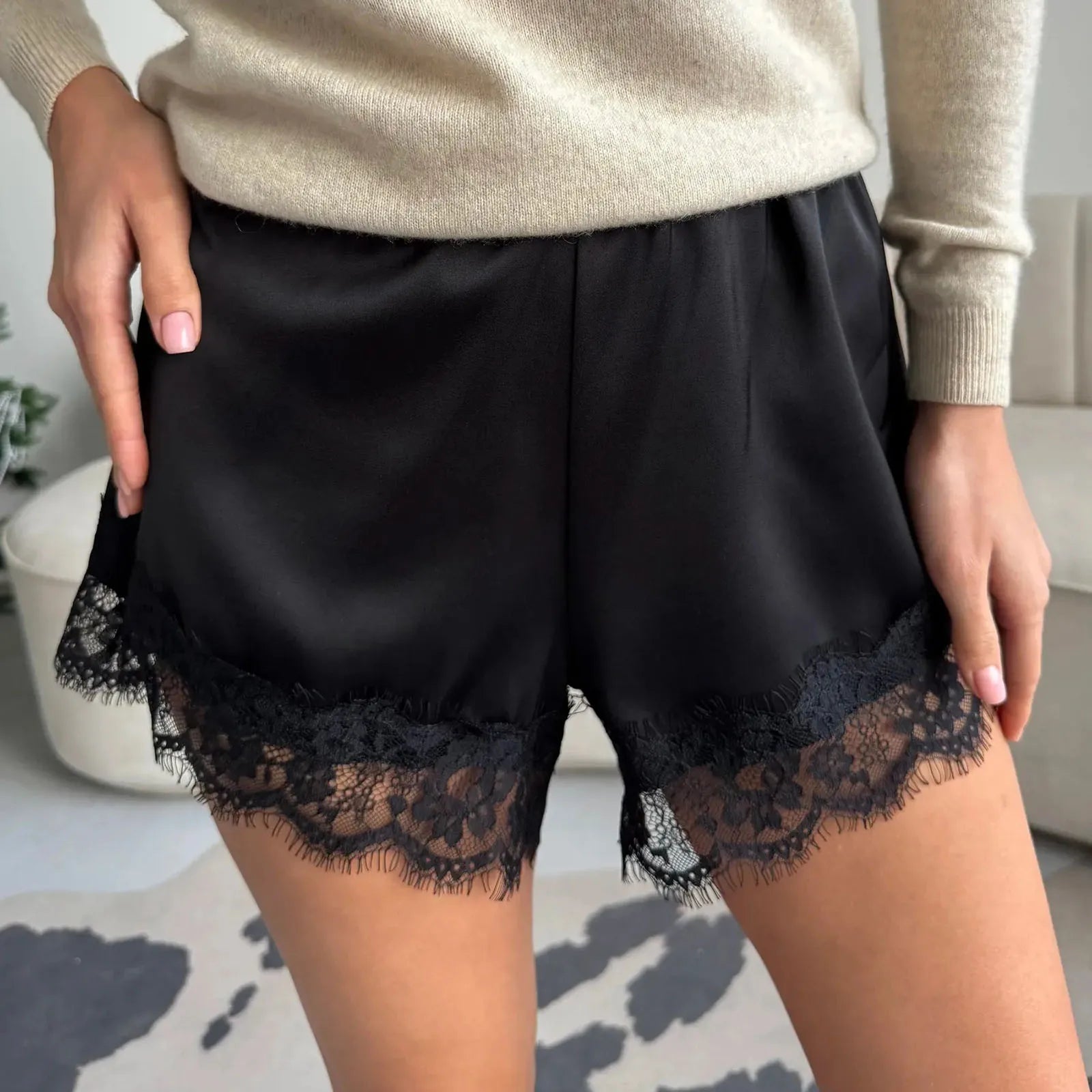 Elegante dames satijnen shorts met verfijnde kanten details