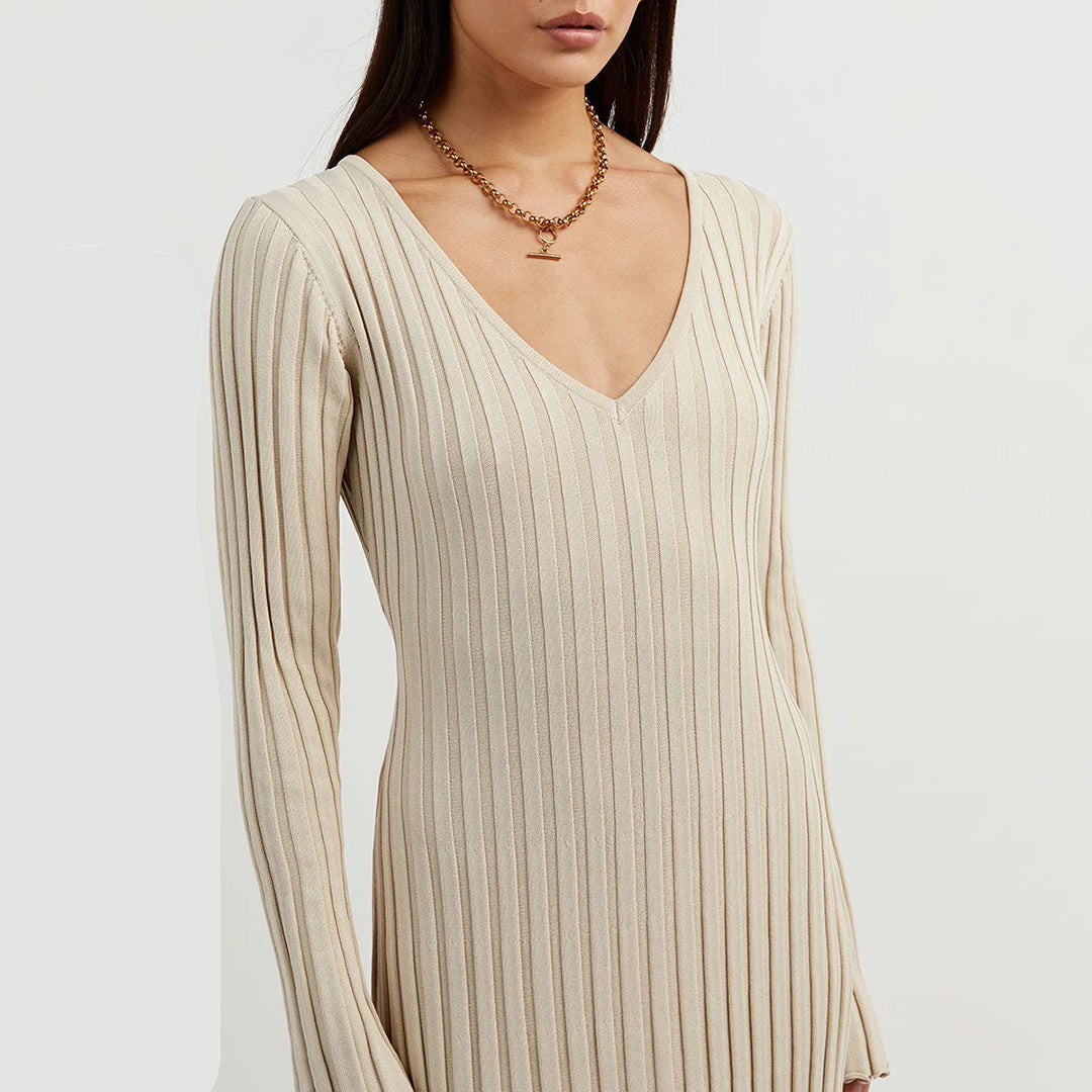 Loréva – Ribgebreide Midi Jurk met Verstelbare Taille en Elegant V-Silhouet