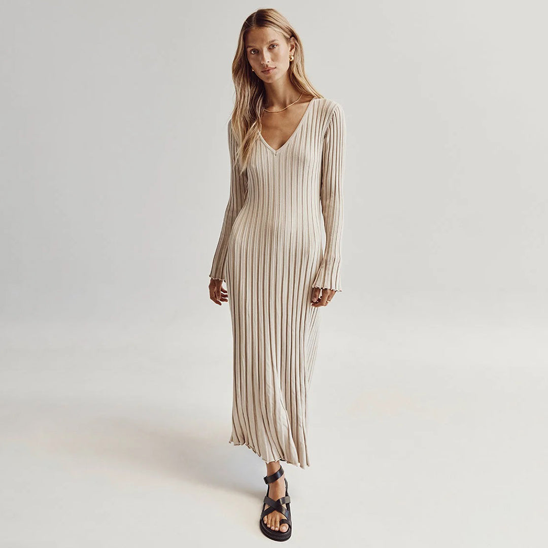 Loréva – Ribgebreide Midi Jurk met Verstelbare Taille en Elegant V-Silhouet