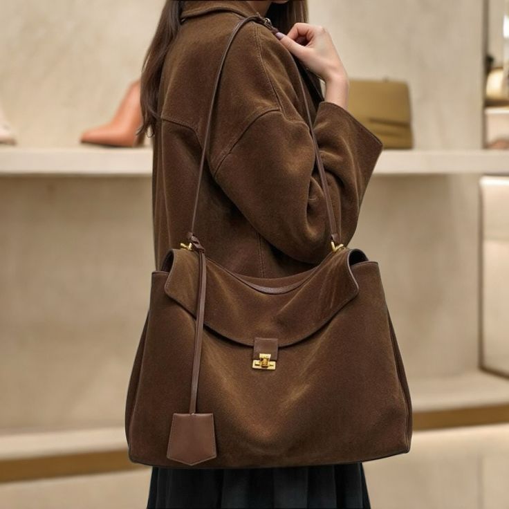 Saphira – Stijlvolle Vegan Suède Handtas met Gouden Details