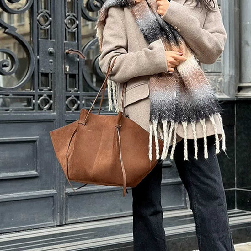 Amelith Vegan Suède Tote Bag – Tijdloze Luxe & Functionele Elegantie