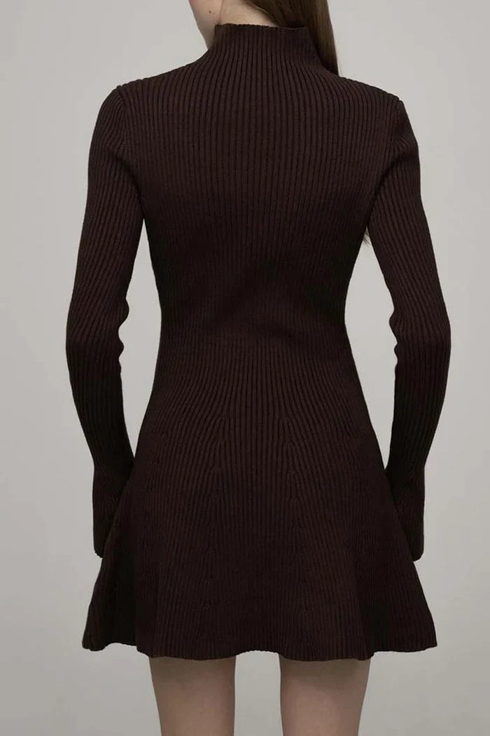 Calista Gebreide Jurk – Donkerbruine Elegantie met Col en Uitlopende Rok