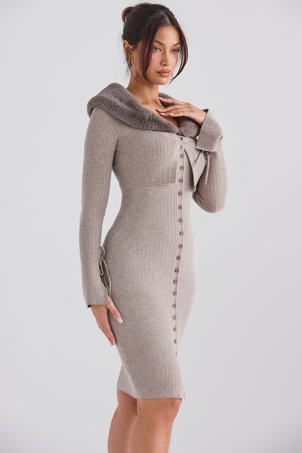 Mirelle Jurk – Beige Gebreide Jurk met Nepbontkraag en Elegante Knopen