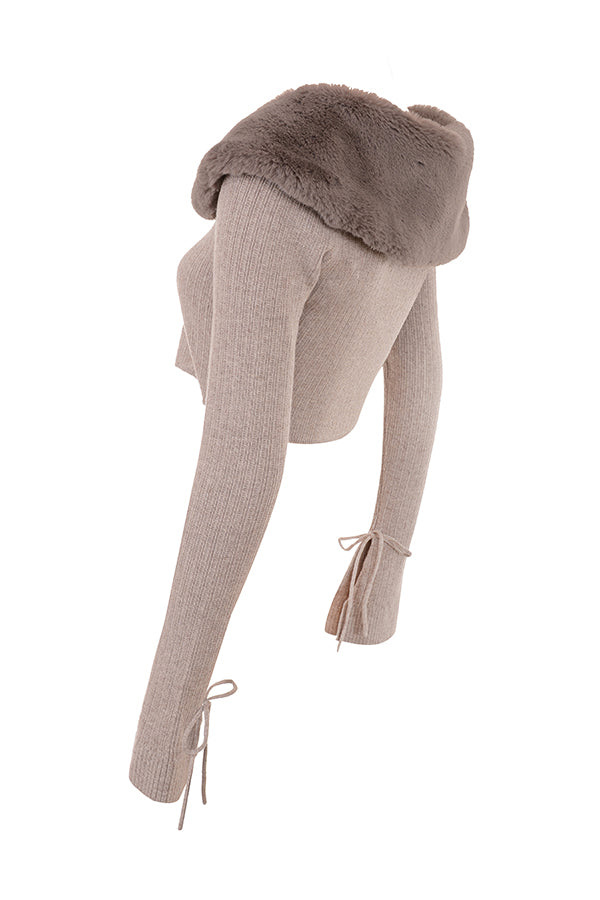 Mirelle Jurk – Beige Gebreide Jurk met Nepbontkraag en Elegante Knopen