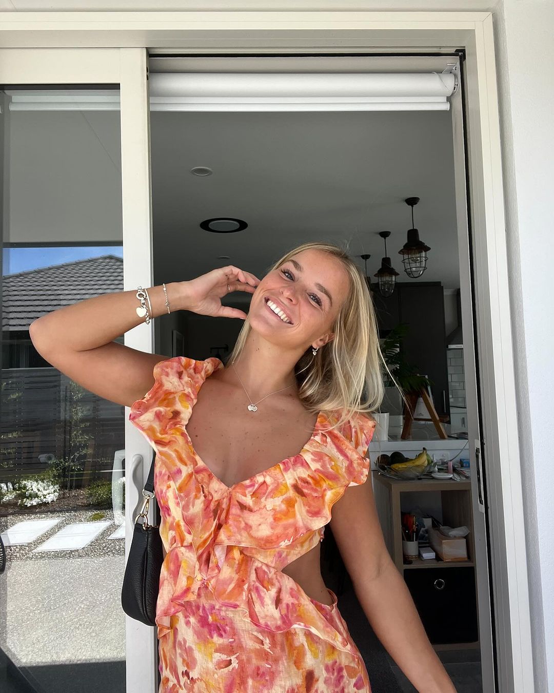 Floressa – Zomerse bloemenjurk met ruches en elegante open details