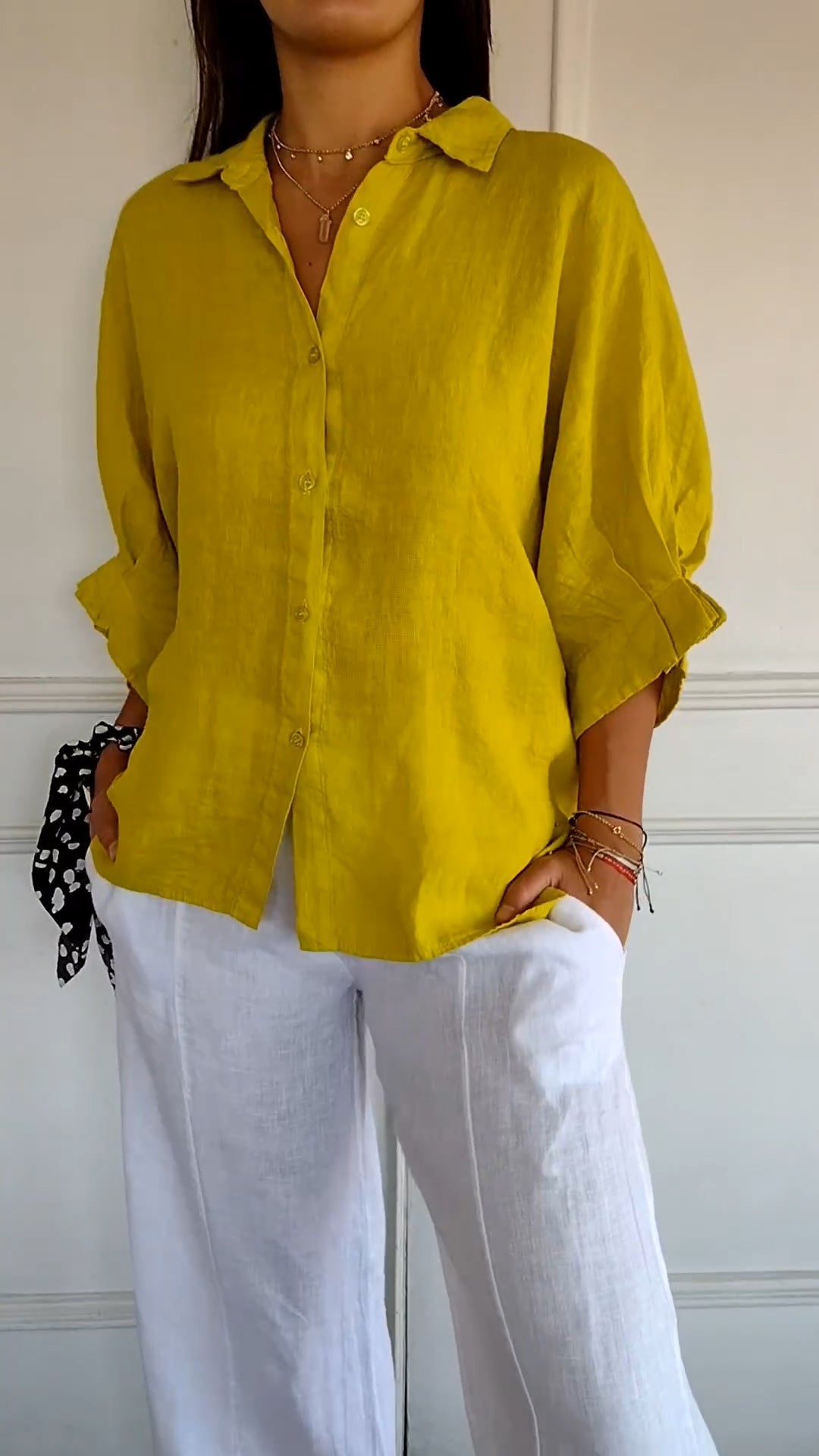 Elarine – Verfijnde damesblouse met open rug en strikdetail