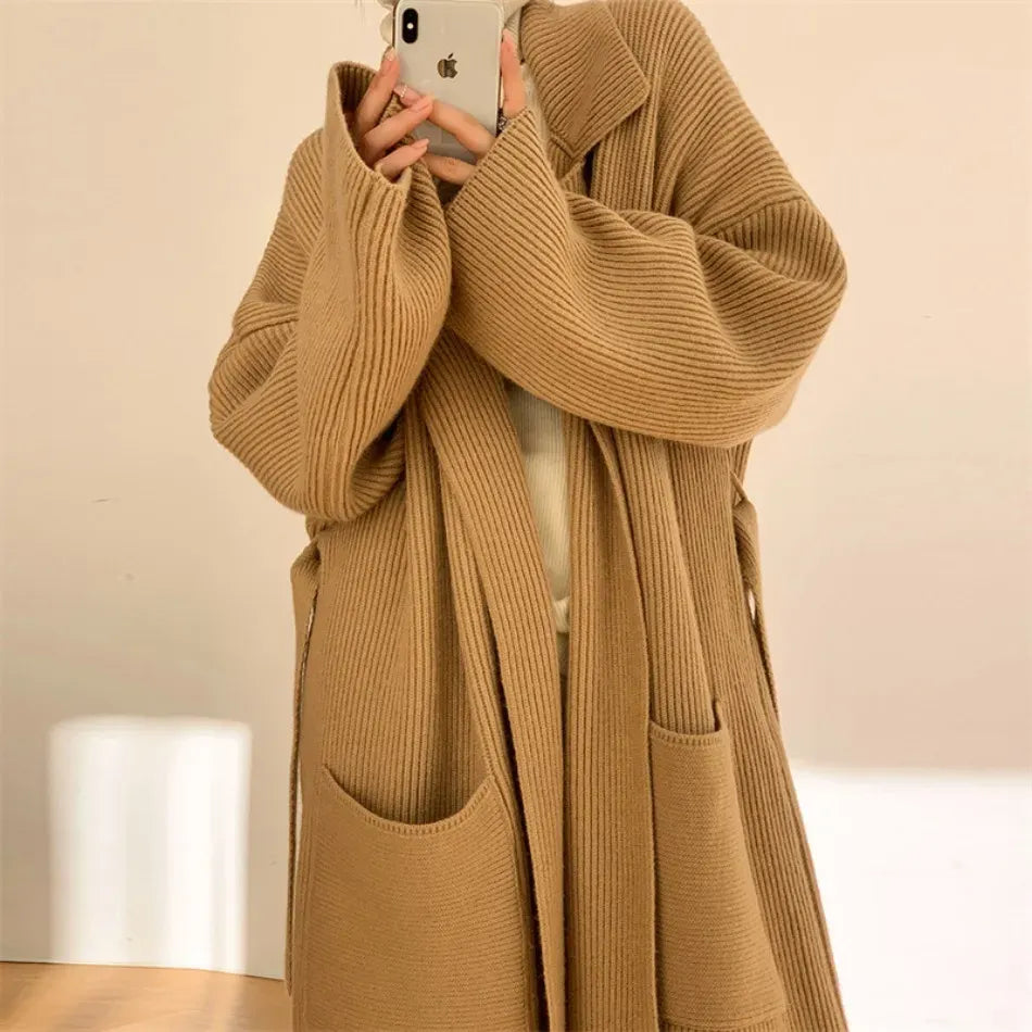Coraline – Lang damesvest met ribstructuur en oversized pasvorm