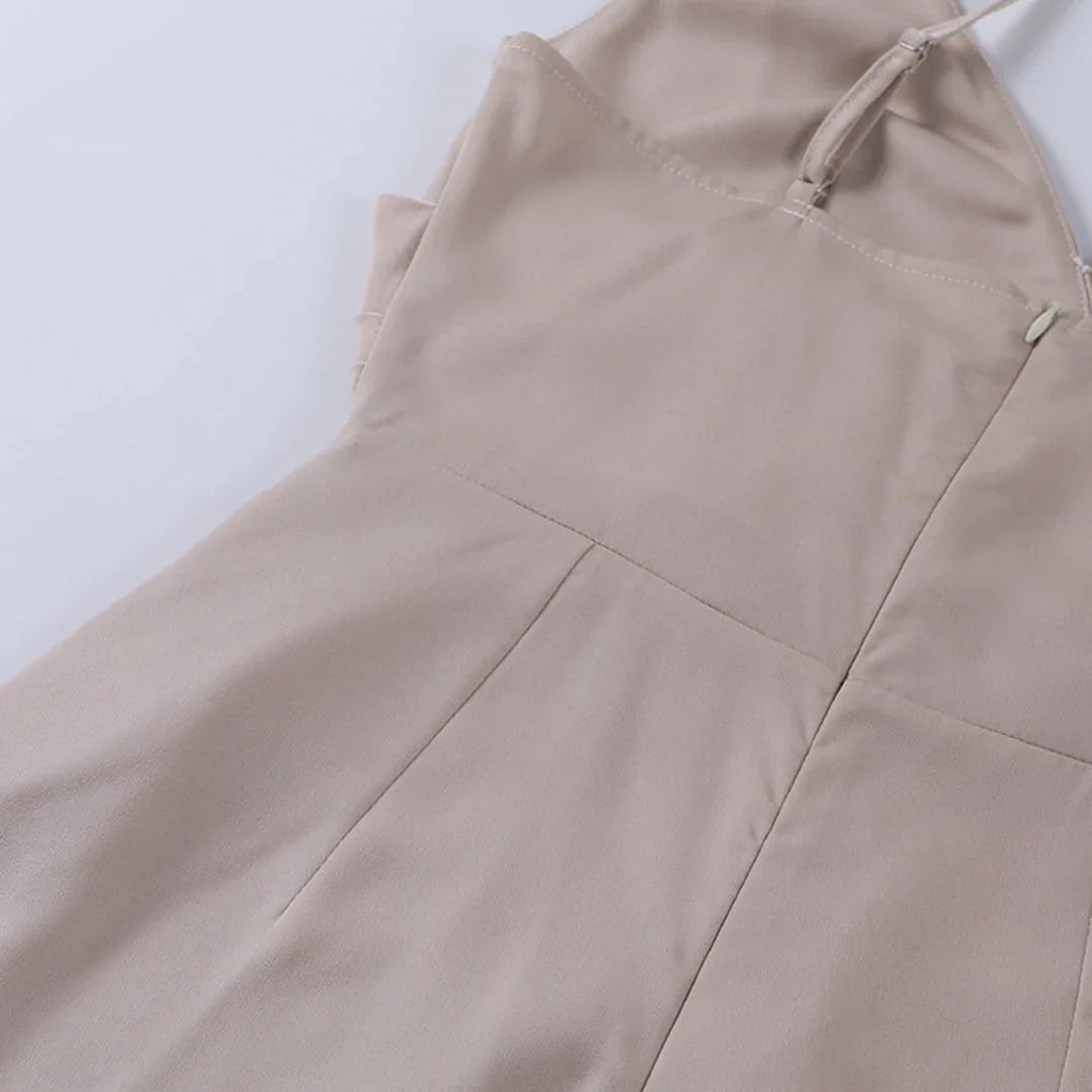 Lara - Chic Zwarte Jurk met Subtiele Split voor een Elegante Verschijning