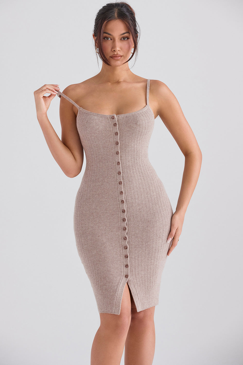 Mirelle Jurk – Beige Gebreide Jurk met Nepbontkraag en Elegante Knopen