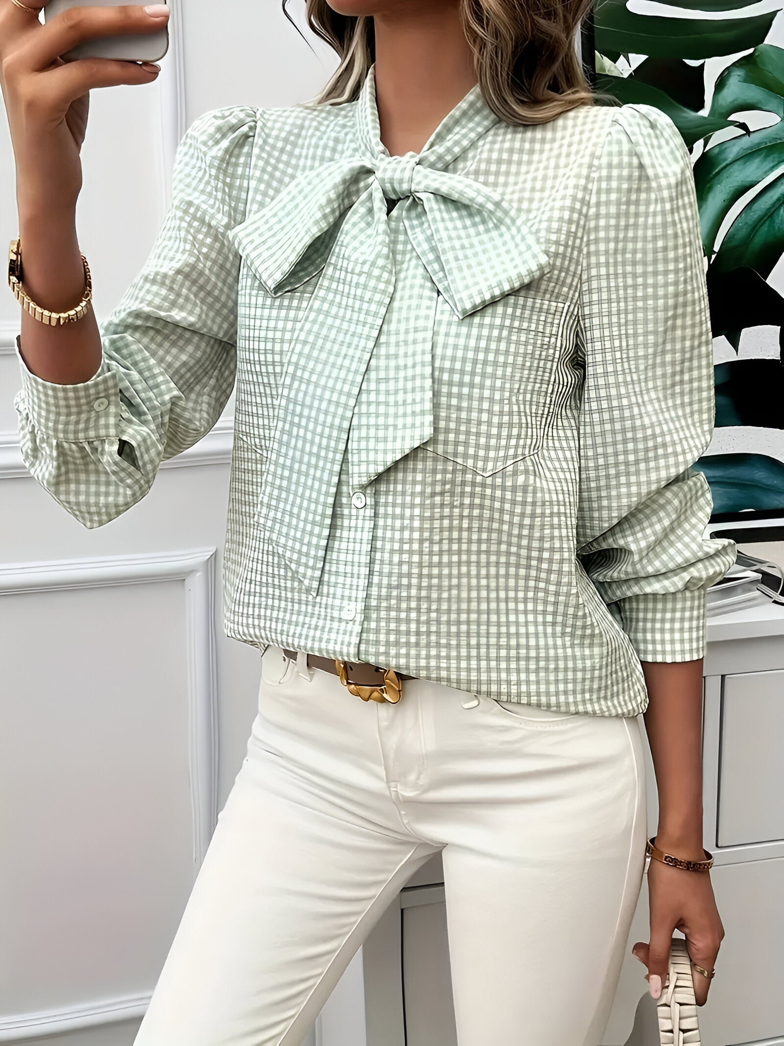 Éliane Checked Blouse – stijlvolle blouse met ruitpatroon, strikdetail en giletstijl