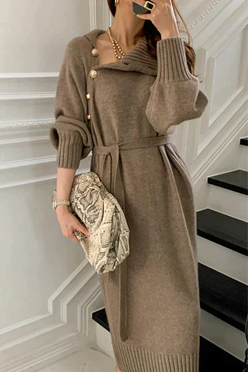 Elowen – Asymmetrische Damesjurk met Elegante Knopen en Moderne Pasvorm