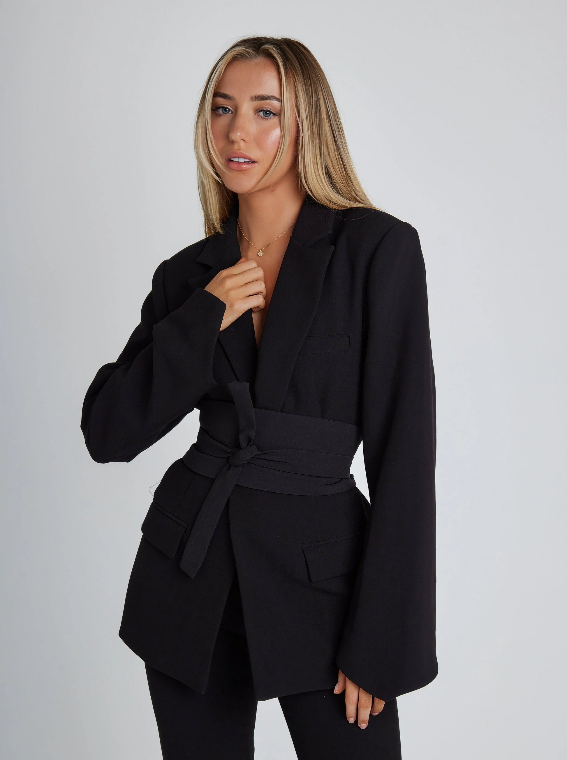 Celestelle – Getailleerde damesblazer met strikceintuur