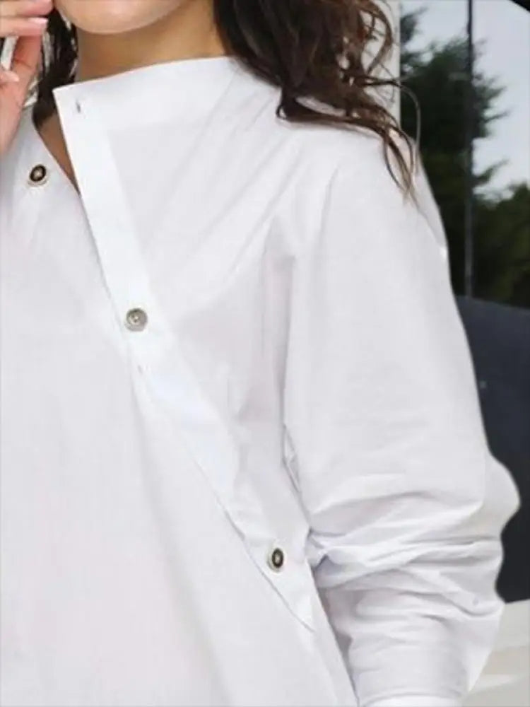 Avelline – witte damesblouse met asymmetrisch design en verfijnde knoopdetails