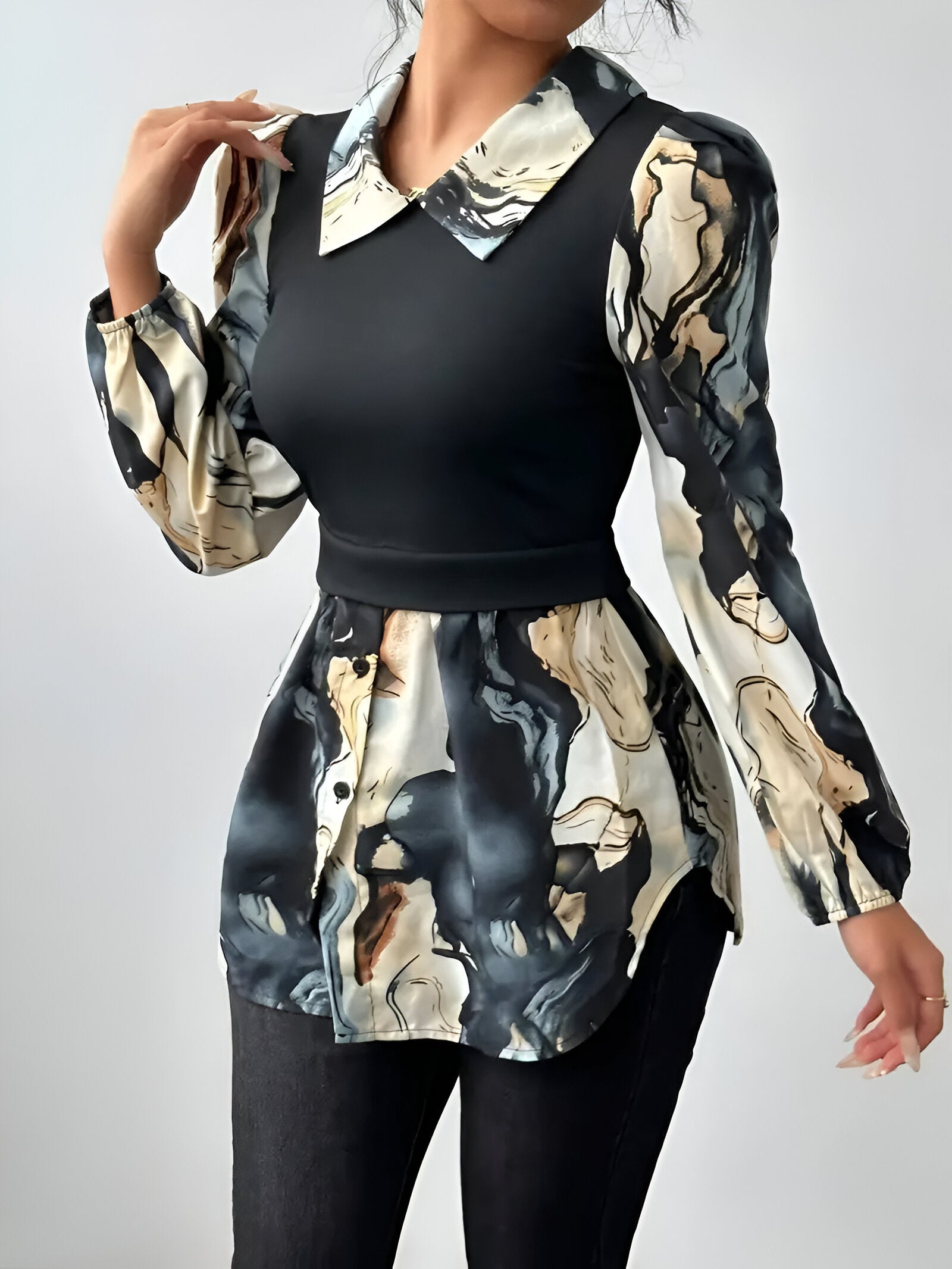 Auréliane Marble Print Blouse – elegante blouse met artistieke marmerprint en moderne details