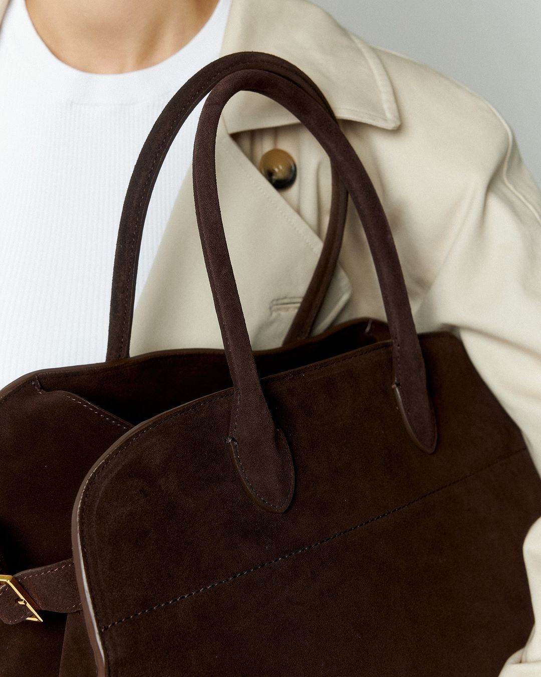 Seraphine – Luxe Suède Tote met Gouden Details, Elegant & Functioneel