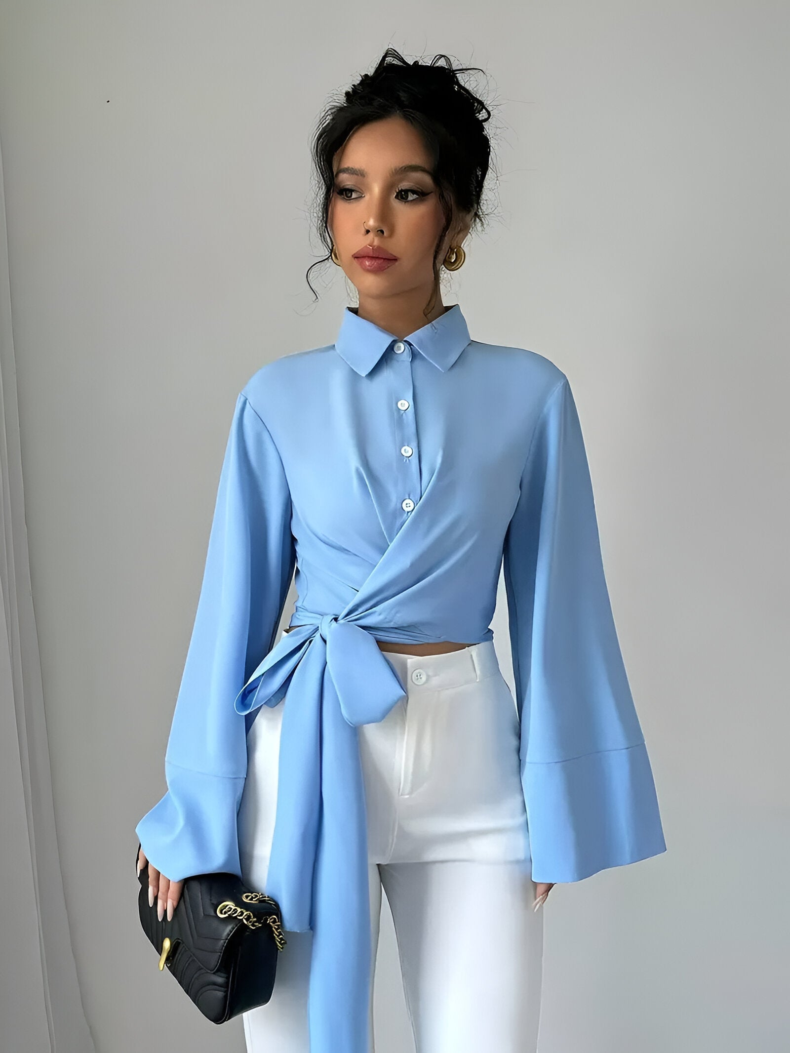 Althéa Crop Top – speelse crop top met rechte halslijn, klokkende mouwen en strikdetail