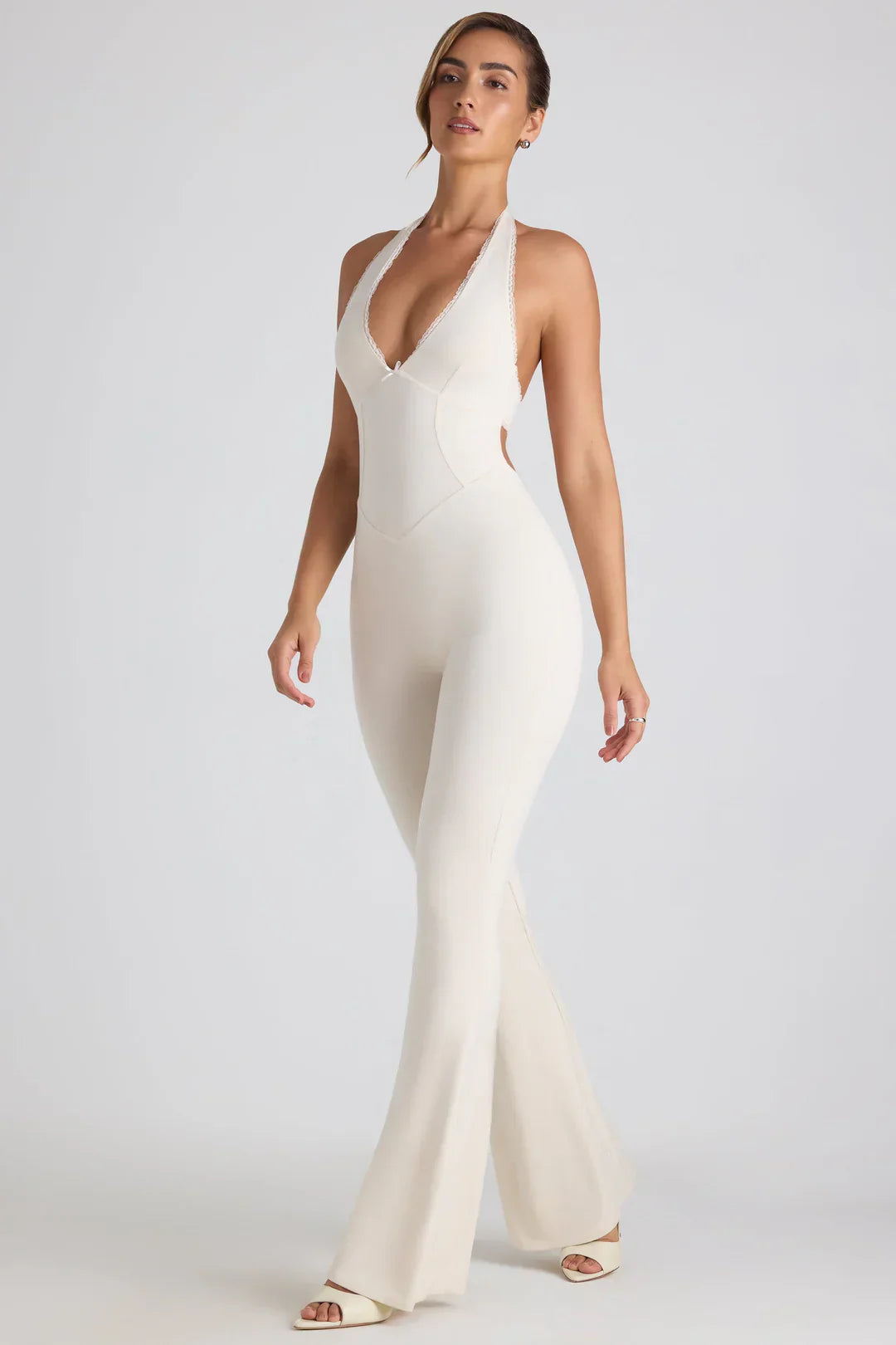 Elorayne – Romantische halterjumpsuit met open rug