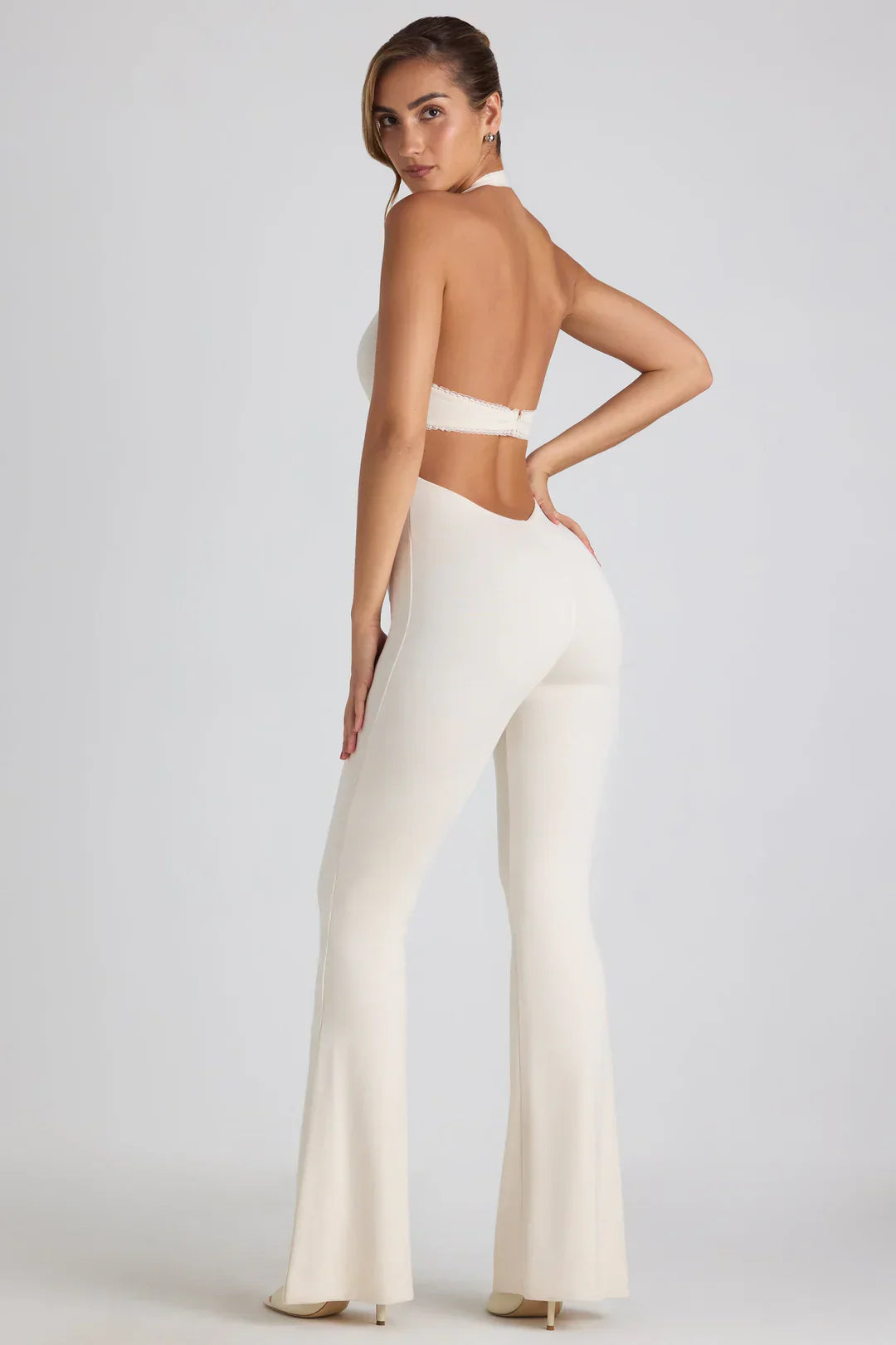 Elorayne – Romantische halterjumpsuit met open rug