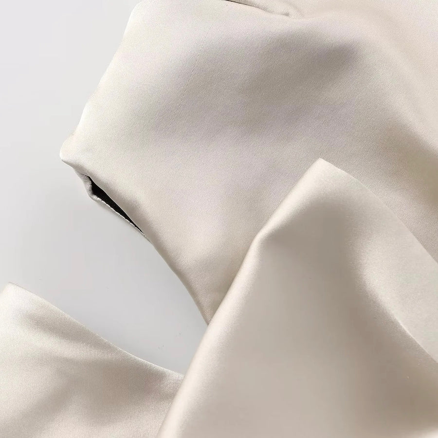 Selvyna Haltertop met Taillestrik – Tijdloze Elegantie & Moderne Allure