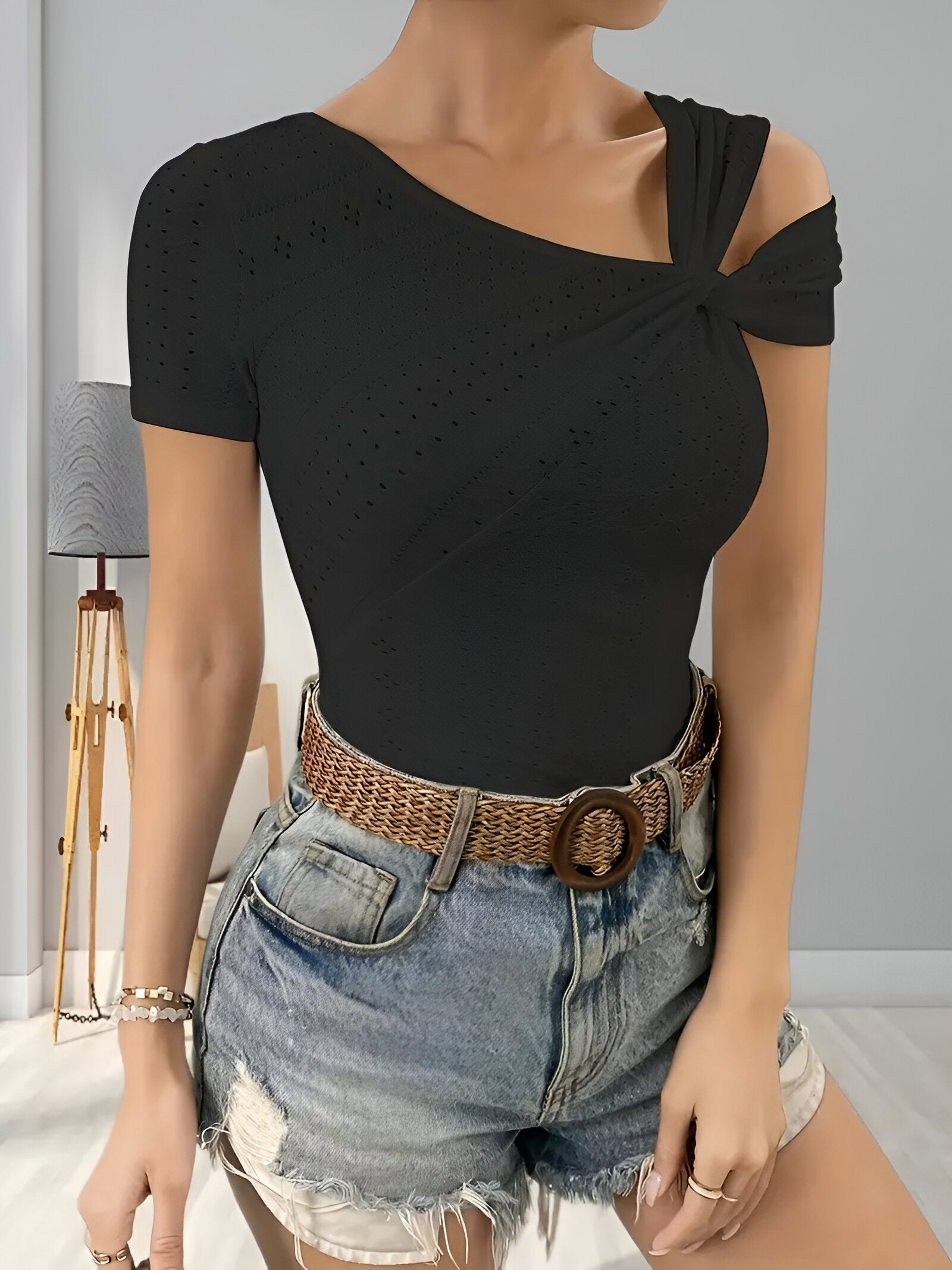 Eloria Asymmetric Blouse – elegante blouse met uitgesneden details en moderne flair