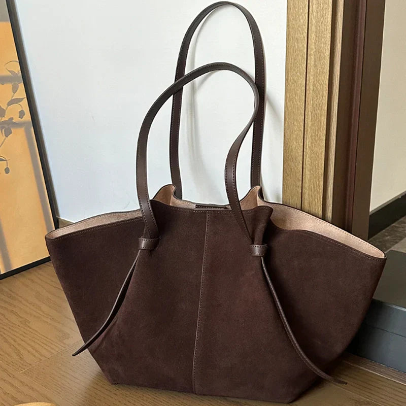Amelith Vegan Suède Tote Bag – Tijdloze Luxe & Functionele Elegantie