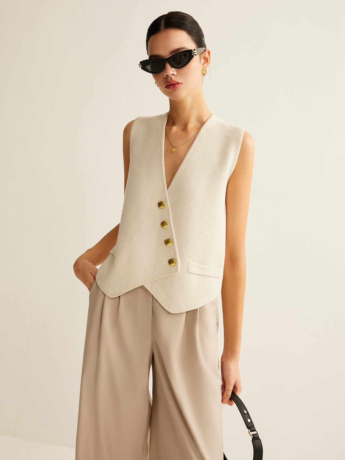 Asymmetrisch gebreid damesvest met knoopsluiting – regular fit en stretch