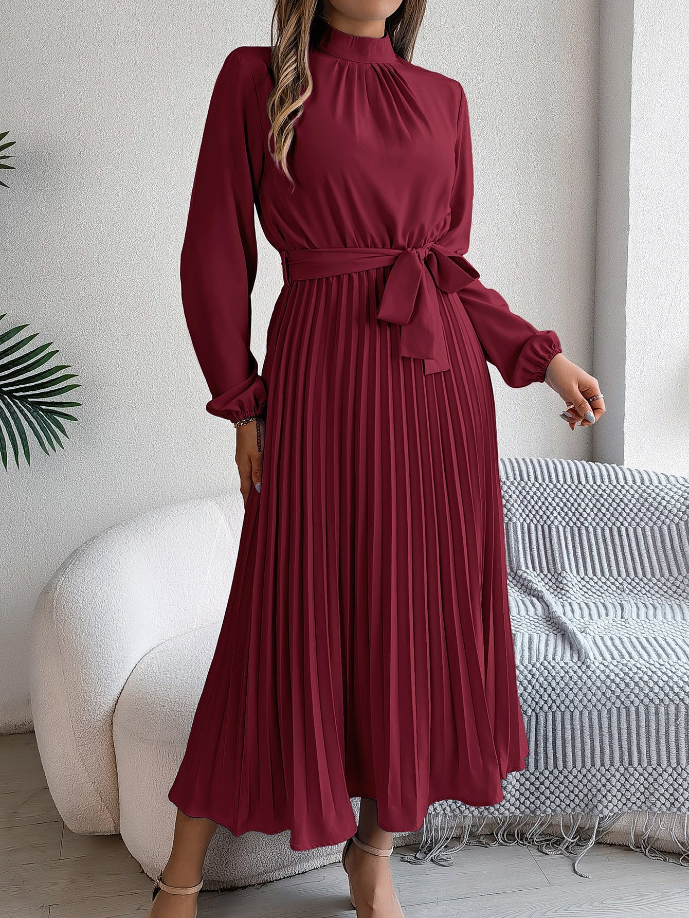 Marisca - Elegante Damesjurk met Opstaande Kraag, Lange Mouwen en Geplooide Rok voor Feestelijke Evenementen.