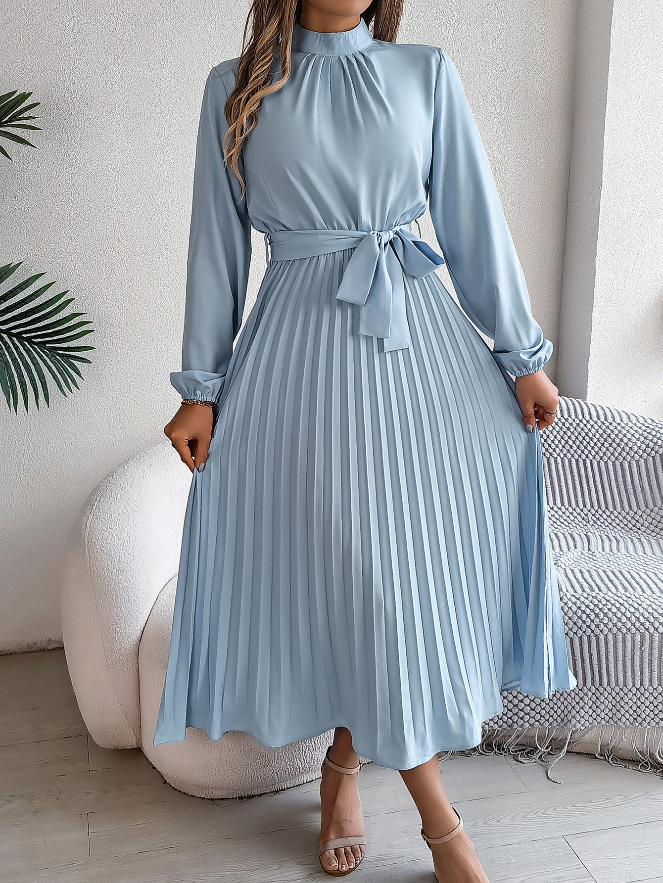 Marisca - Elegante Damesjurk met Opstaande Kraag, Lange Mouwen en Geplooide Rok voor Feestelijke Evenementen.
