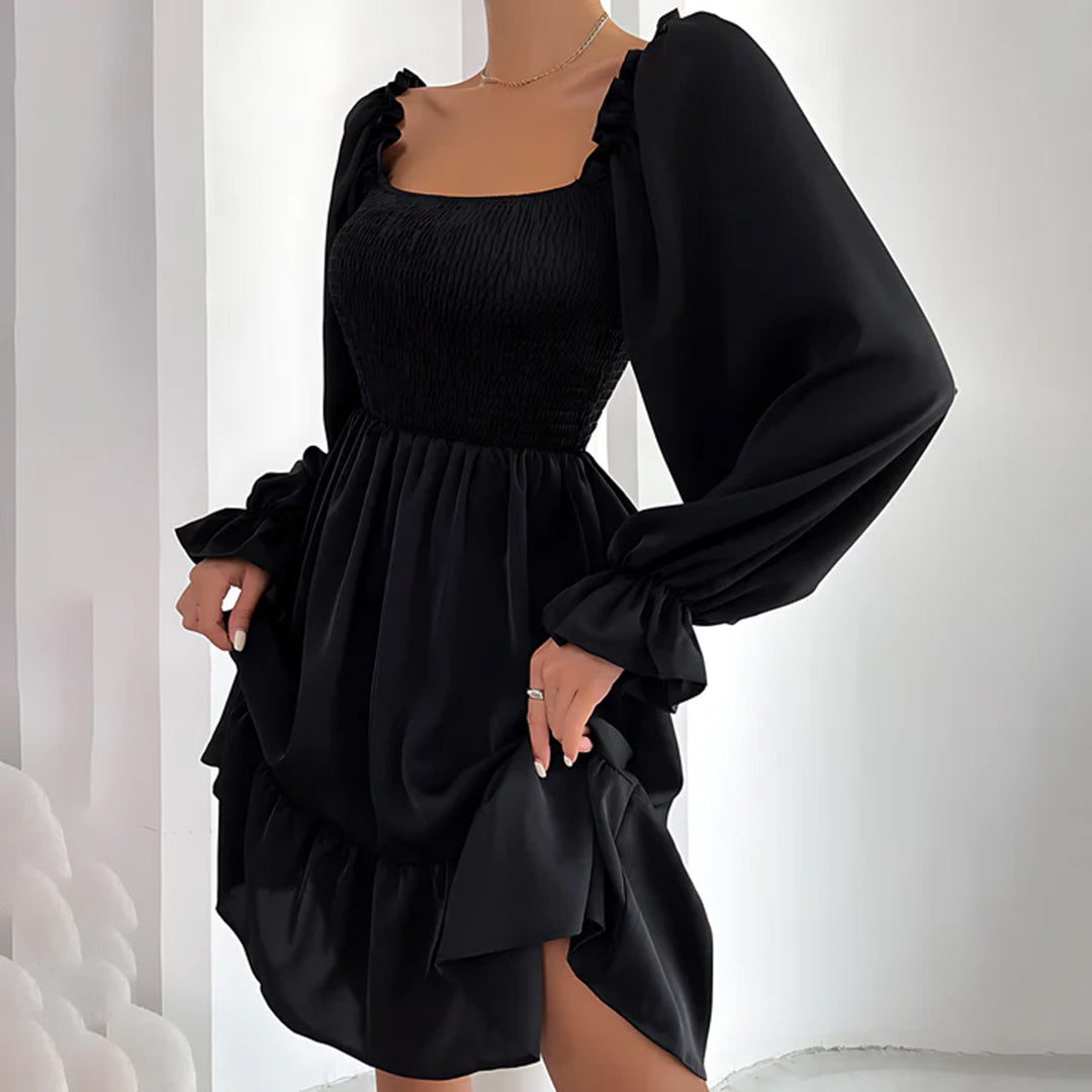 Veloura – Speelse mini-jurk met elegante ruches en vierkante halslijn
