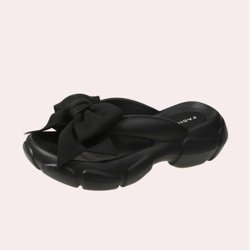 Lioraé – Verfijnde Ergonomische Zomerslippers met Strik en Sleehak