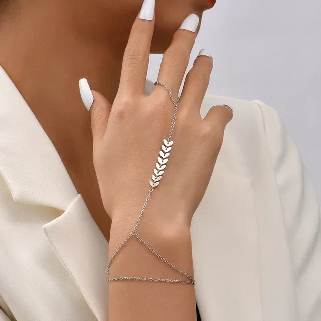 Aurelia Hand Chain – Verfijnde Elegantielijn in Goud