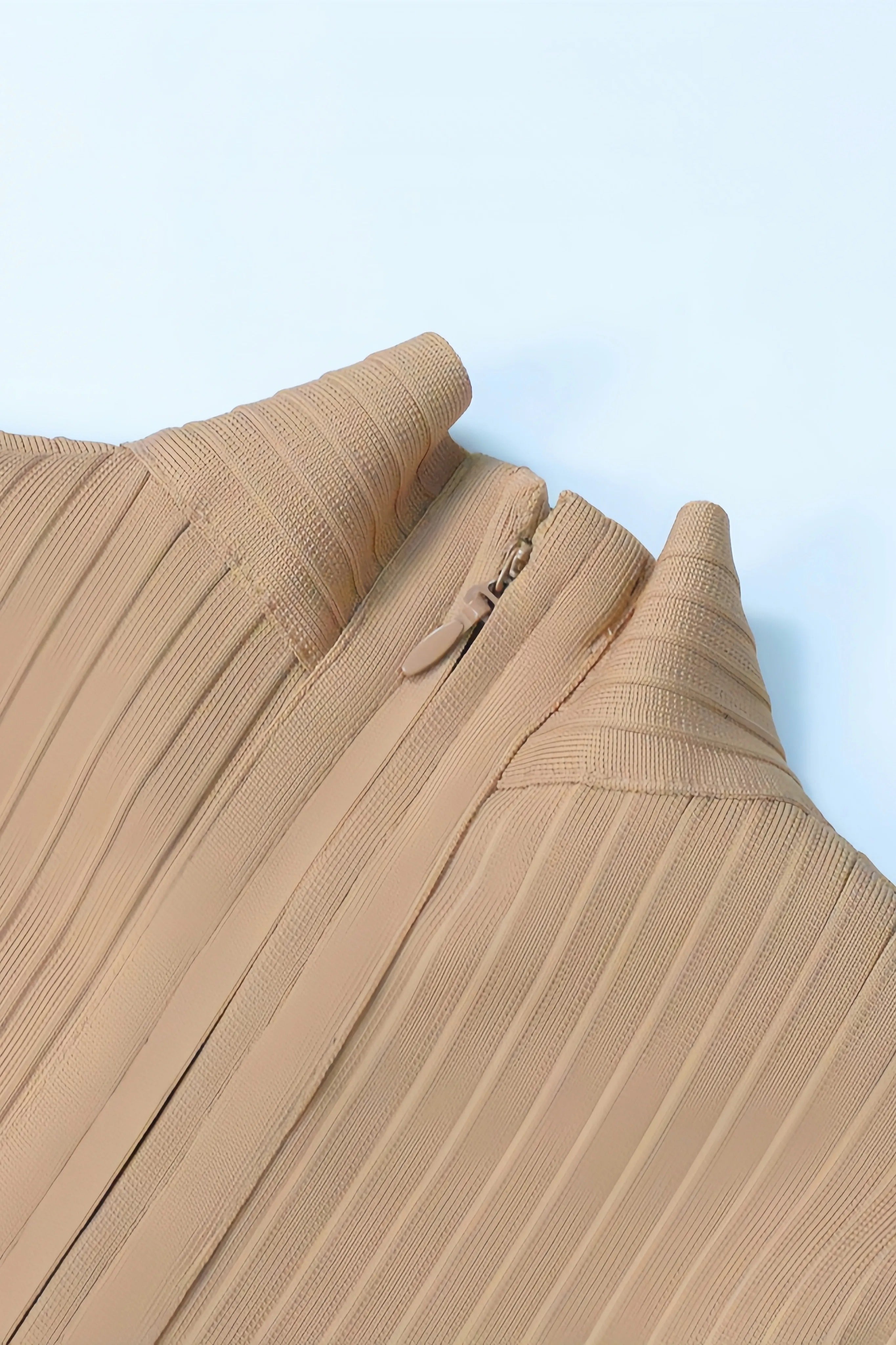 Selvara – Midi-Jurk met Opstaande Kraag en Elegante Pasvorm